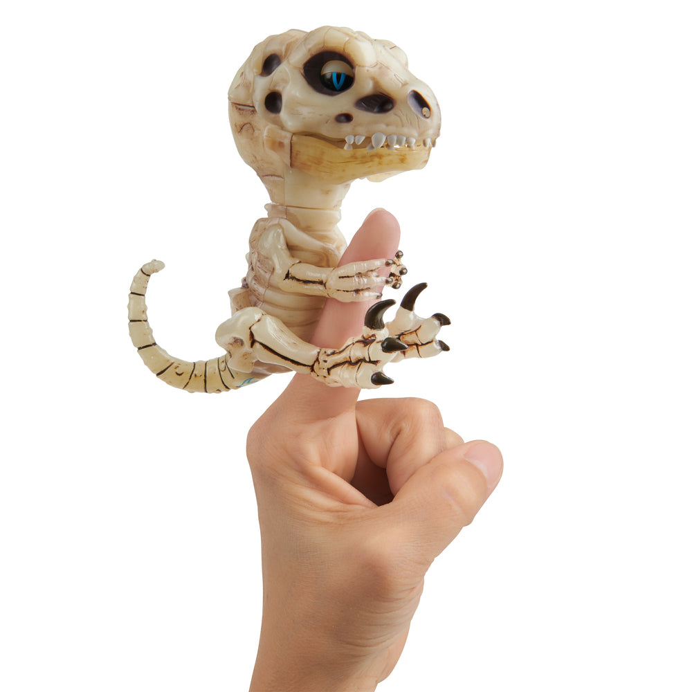 Fingerlings untamed skeletter asst.