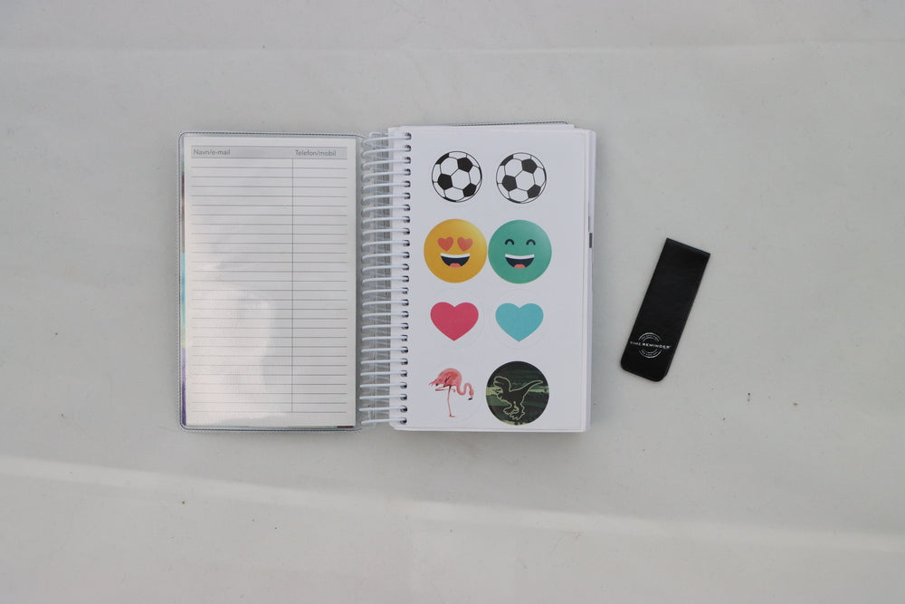 STUDIEKALENDER 2021/22 LILLE 2 I 1 DAG. BOGMÆRKE, STICKERS