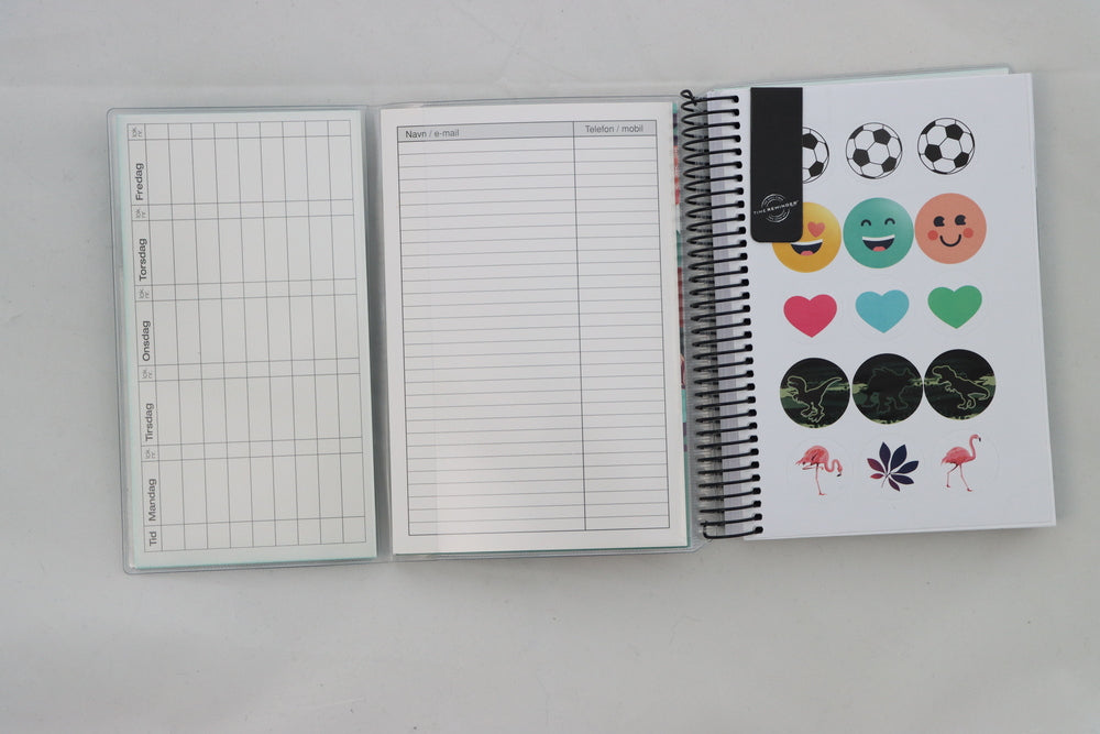 STUDIEKALENDER 2021/22 STOR 2I1 DAG M/KLAP,BOGMÆRK,STICKERS