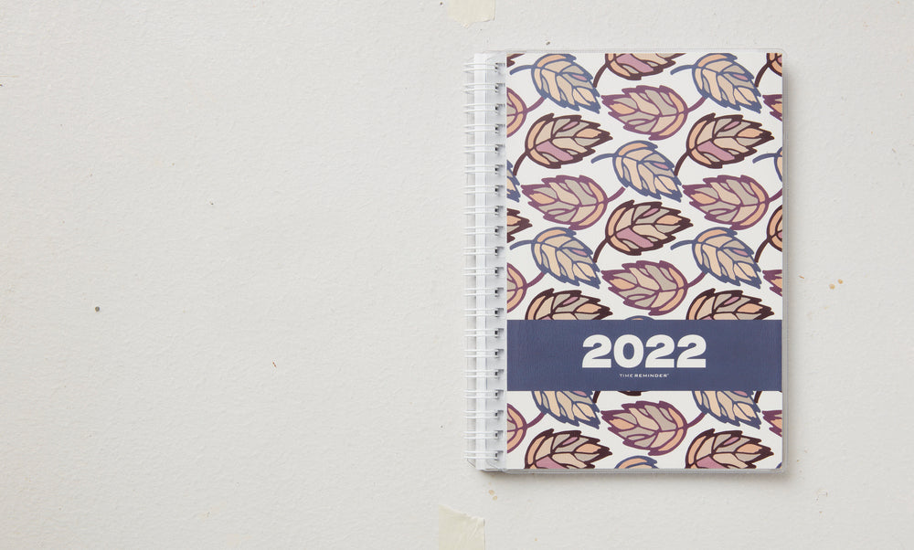 Spiralkalender 2022 uge stor blade mørkeblå/bordeaux
