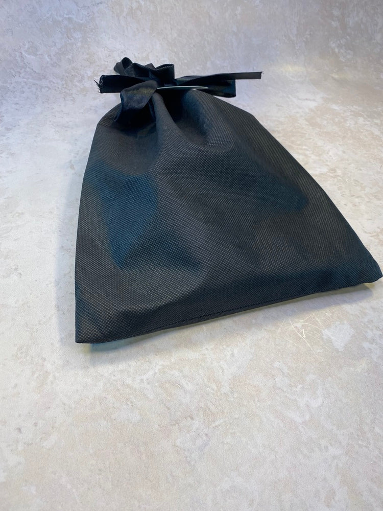 Genanvendelig pose sort m/sort satinbånd u/tryk 25x35 cm