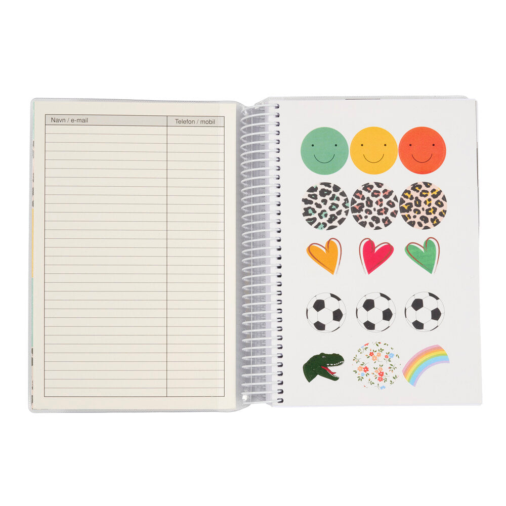 Studiekalender 2022/23 stor 2 i 1 dag. Medfølger bogmærke og stickers.