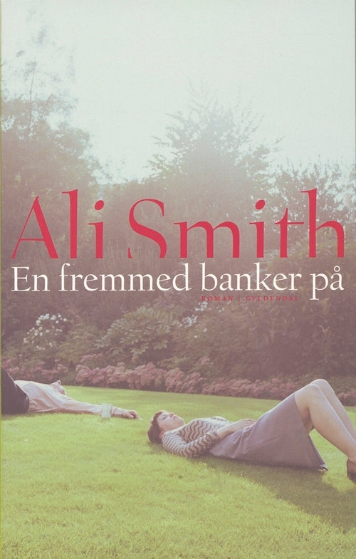 En fremmed banker på