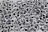 Pearl`N fun bogstaver 7mm sort/hvid 125g bøtte