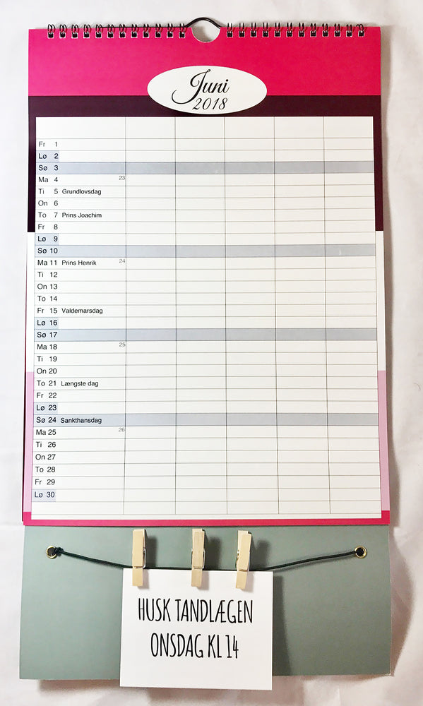 FAMILIEKALENDER 2018 STRIBET M/ HUSKEKLEMMER