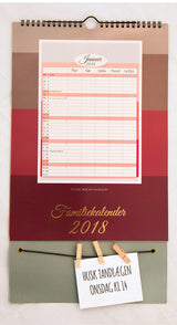 FAMILIEKALENDER 2018 STRIBET M/ HUSKEKLEMMER