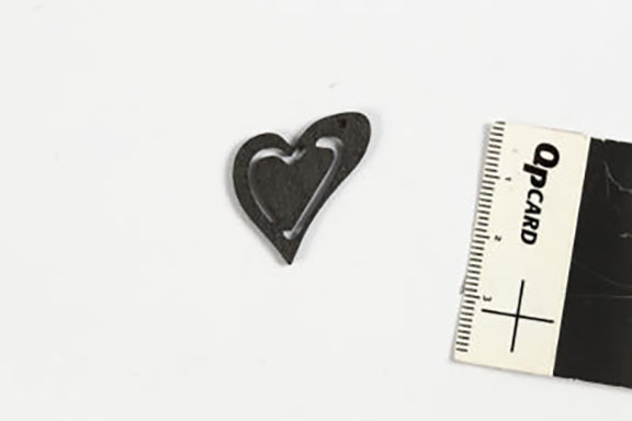 ASYMMETRISK HJERTE STR. 25X22 MM TYKKELSE 1,7 MM SORT 20