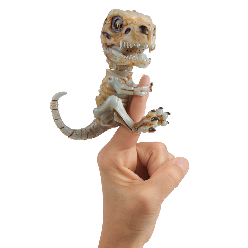Fingerlings untamed skeletter asst.