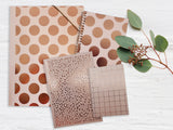 Kladdehæfte A5 linjeret rosa m/firkanter rose gold foil