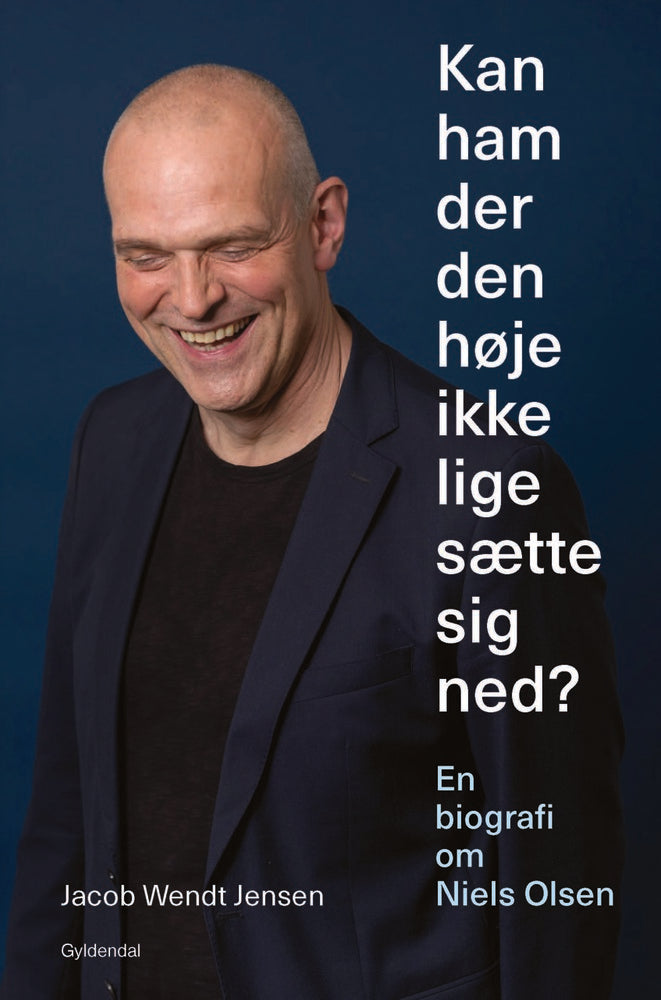 Kan ham der den høje ikke lige sætte sig ned?
