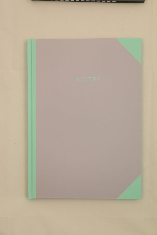 Notesbog A4 linjeret lyslilla m/mintgrøn m/tekst notes