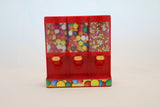 Slikautomat rød m/3 rum 60 g slik og tyggegummi mål 19x19 cm