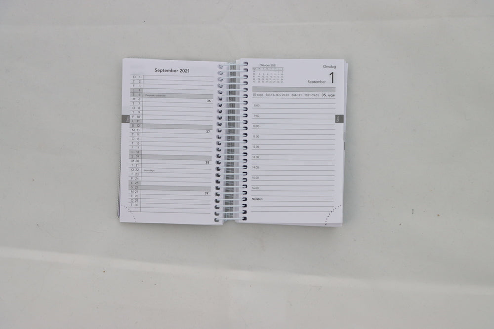 STUDIEKALENDER 2021/22 LILLE 2 I 1 DAG. BOGMÆRKE, STICKERS