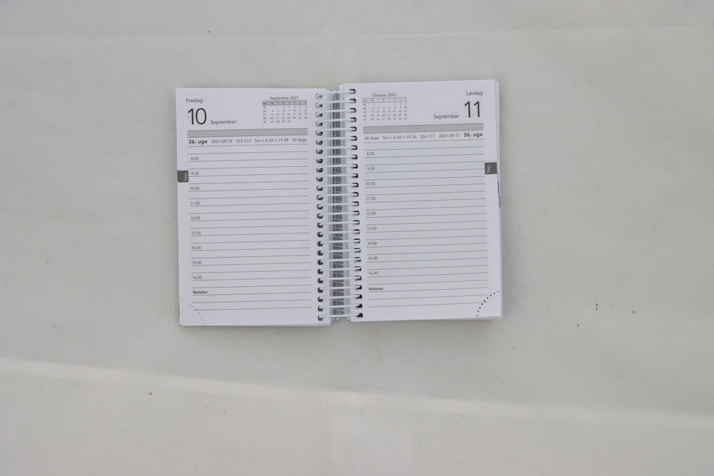 STUDIEKALENDER 2021/22 LILLE 2 I 1 DAG. BOGMÆRKE, STICKERS