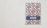 Spiralkalender 2022 uge stor blade mørkeblå/bordeaux