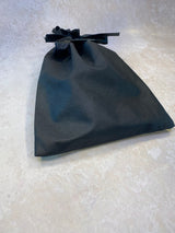 Genanvendelig pose sort m/sort satinbånd u/tryk 25x35 cm