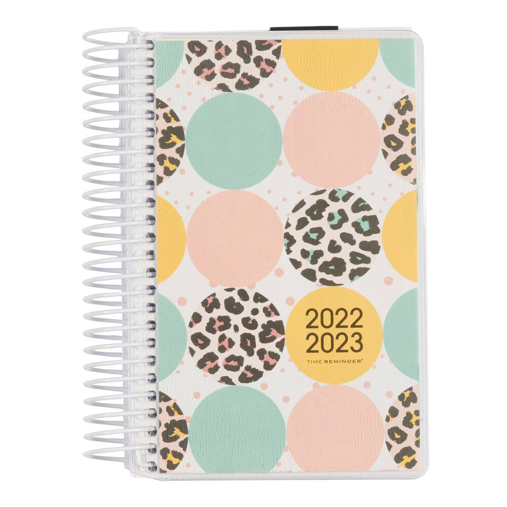 Studiekalender 2022/23 mini 2 i 1 dag. Medfølger bogmærke og stickers.