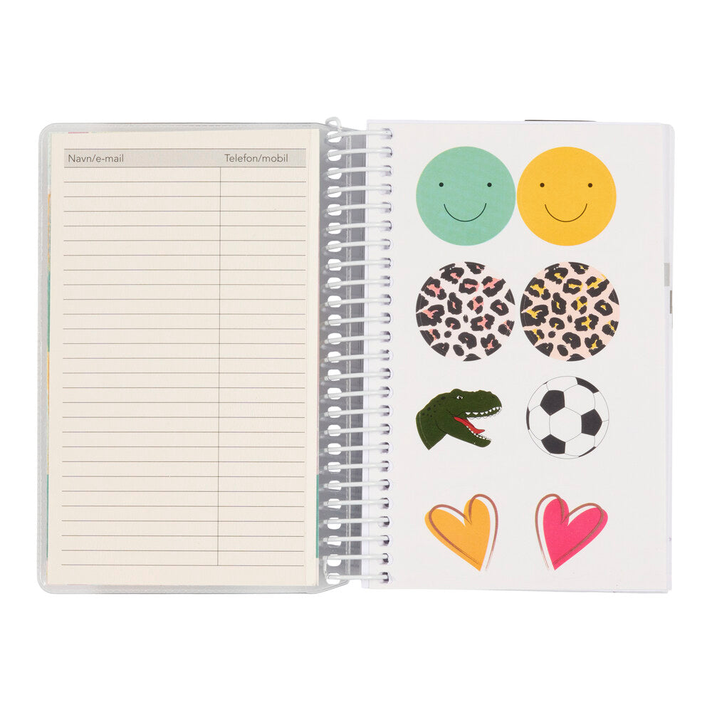 Studiekalender 2022/23 mini 2 i 1 dag. Medfølger bogmærke og stickers.
