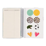 Studiekalender 2022/23 mini 2 i 1 dag. Medfølger bogmærke og stickers.