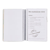 Studiekalender 2022/23 mini 2 i 1 dag. Medfølger bogmærke og stickers.