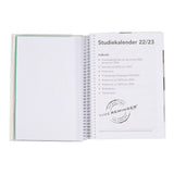 Studiekalender 2022/23 stor 2 i 1 dag m/klap. Medfølger bogmærke og stickers.