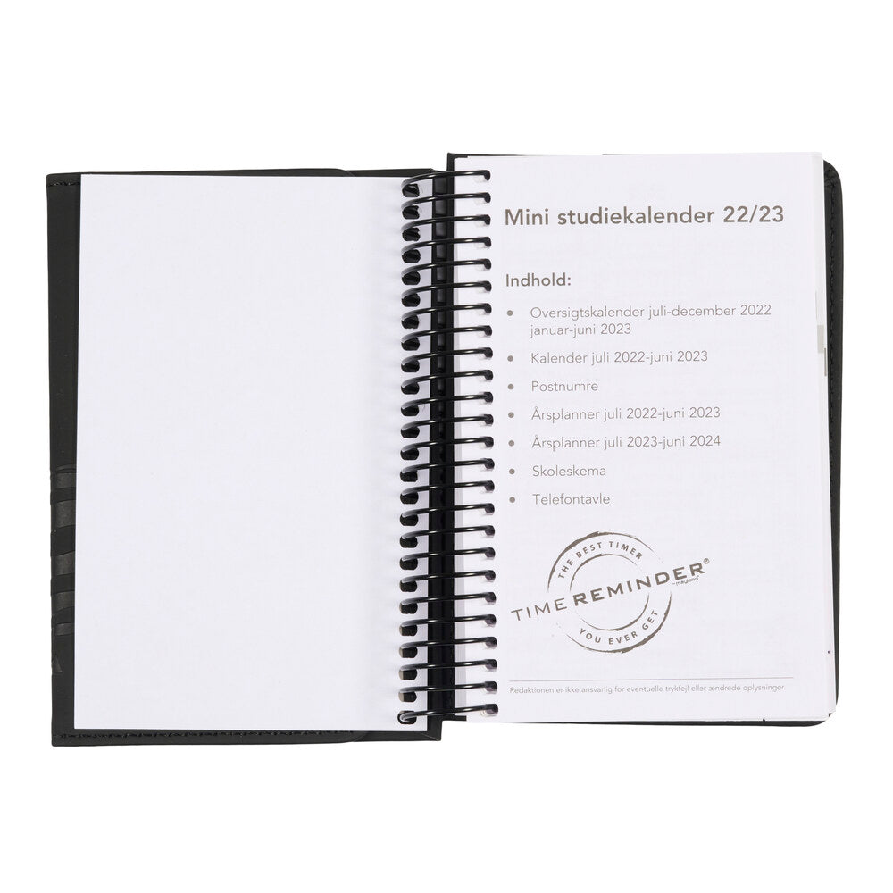 Studiekalender 2022/23 mini pu dag m/klap. Medfølger bogmærke og stickers.