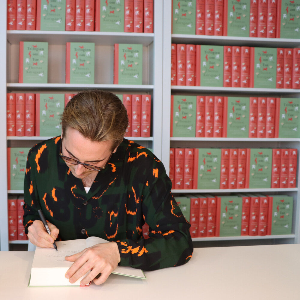 Trilogien om Tue - signeret